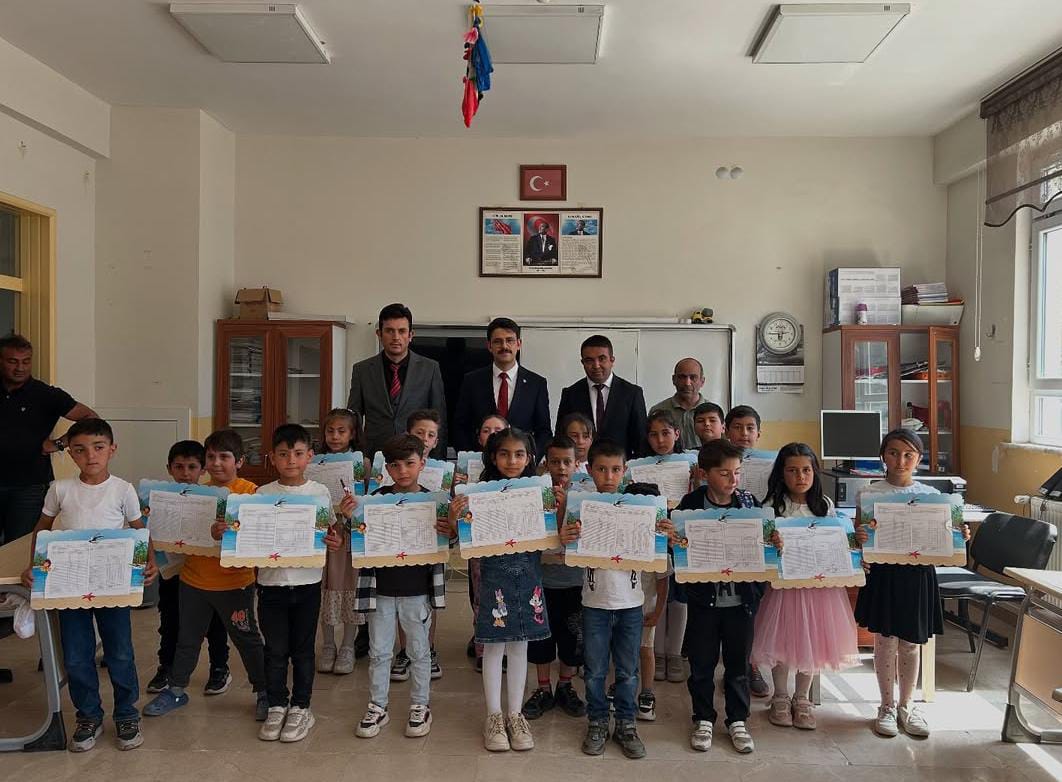 Kaymakamımız Sn. Esad Mücahit ESKİMEZ, Öğrencilerimizin Karne Heyecanına Ortak Oldu 